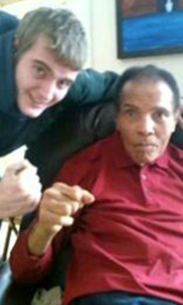 Daily Buzz: Plumber's unexpected dream encounter with Ali goes viral